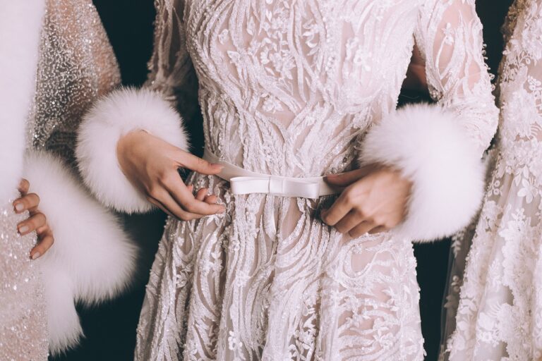 Moderne elegante Fashion mit femininer minimalistischer Ästhetik und natürlicher Ausstrahlung