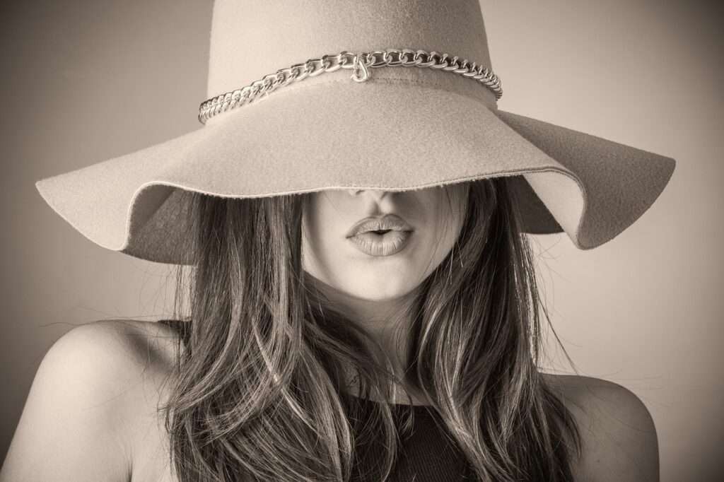 Elegante moderne Frau mit stilvoller Glamour Fashion und luxuriöser Ausstrahlung