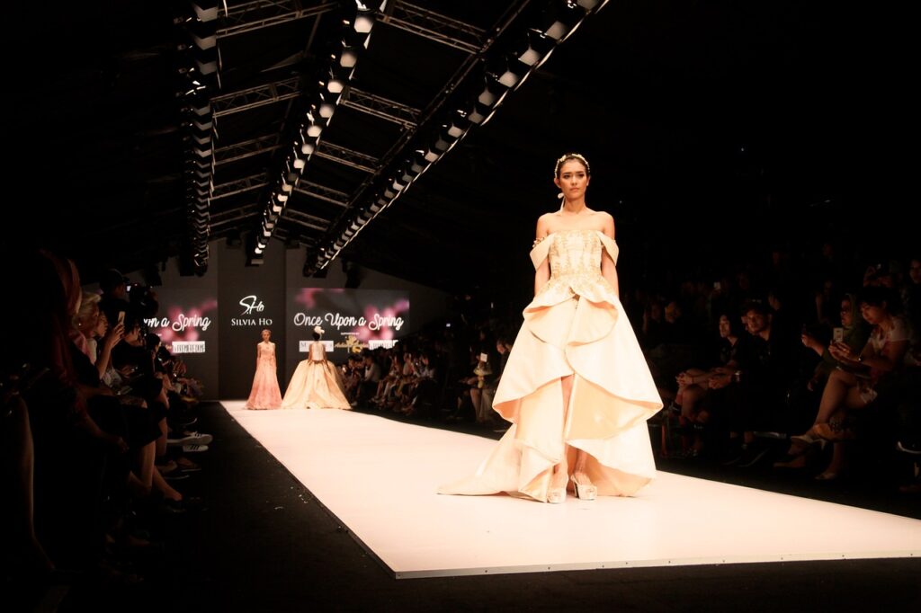 Elegante moderne Fashion Show mit luxuriöser Stilrichtung und aktueller Modeästhetik