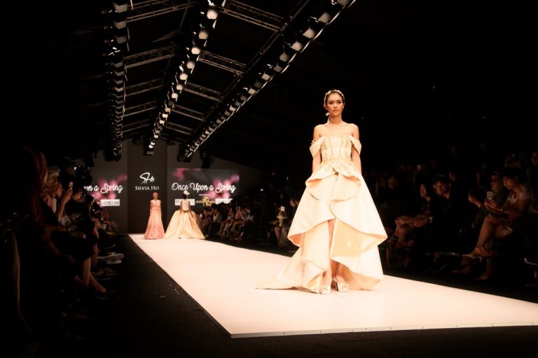 Elegante moderne Fashion Show mit luxuriöser Stilrichtung und aktueller Modeästhetik