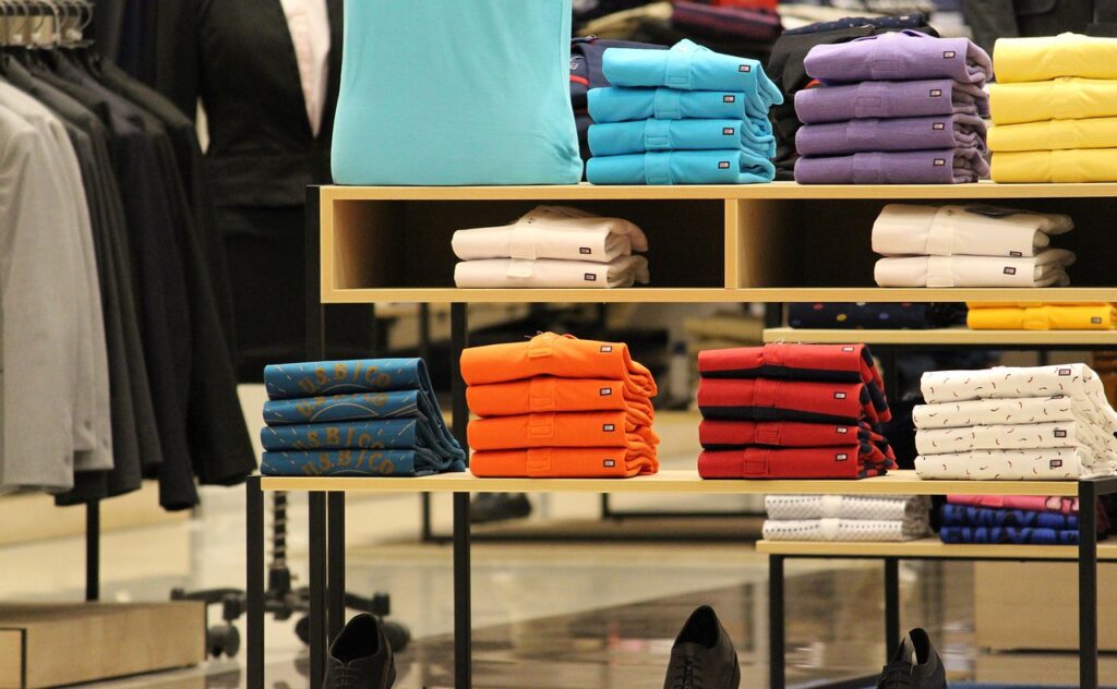 Moderne Damenmode im Fashion Store beim Online Shopping auf Rechnung