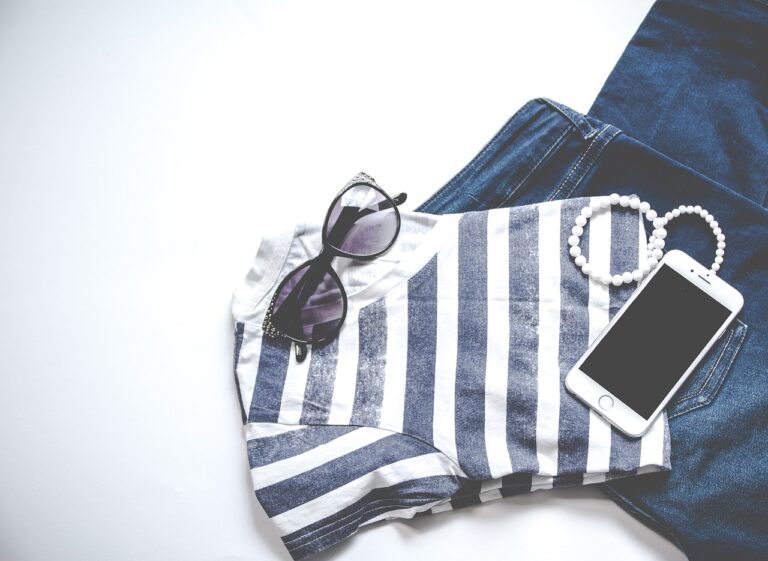 Moderne Damenmode und Accessoires beim stilvollen Online Shopping