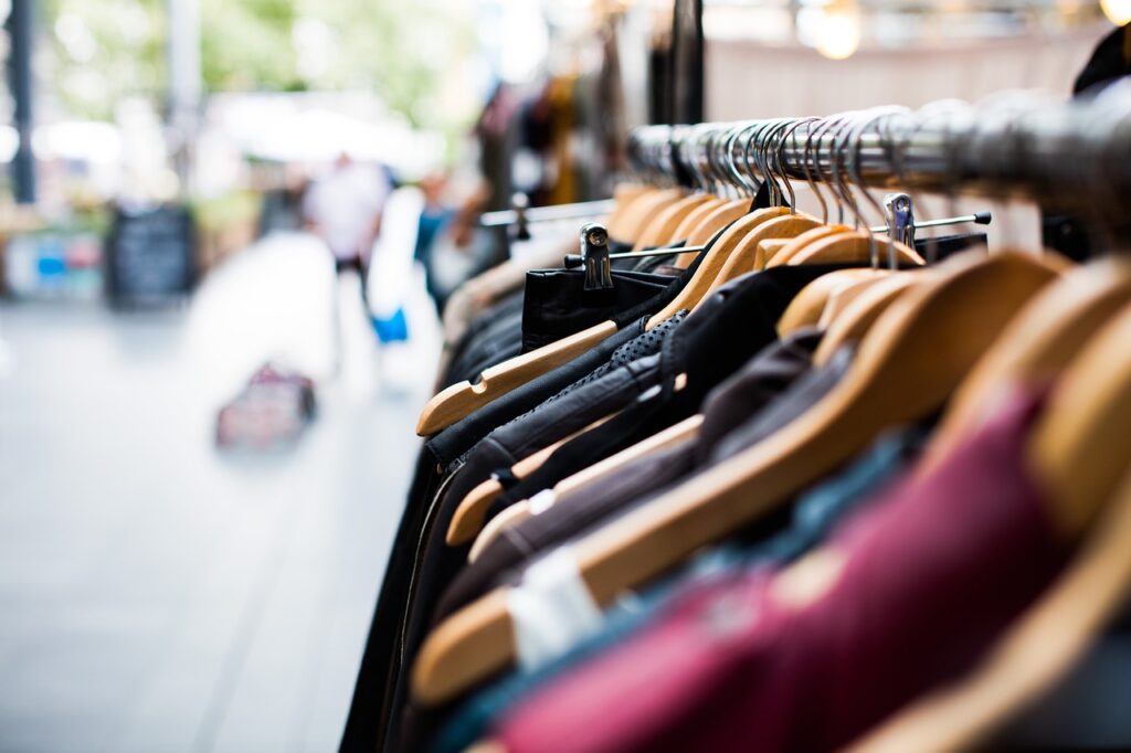 Kleiderstange mit moderner Damenmode beim Kleidung Umtausch und Retourenservice